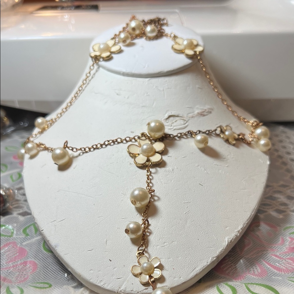 Elegant Pearl and Flower Chain Necklace